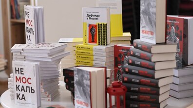 Книги, що перемогли у конкурсі викладені на столику.