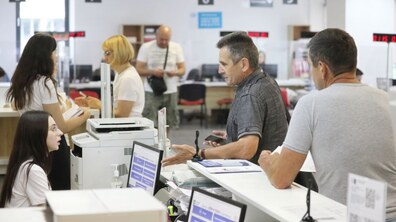 Працівниця ЦНАПу консультує відвідувача