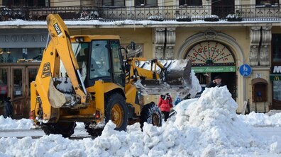 Фото: Станом на 07.00 год ранку в місті працювало 32 одиниці снігоприбиральної техніки