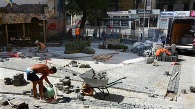 Фото: У сквері на вул. Дорошенка, 9 до кінця серпня планують завершити роботи з облаштування нового громадського простору