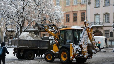 Фото: Станом на ранок в місті працювало 70 одиниць снігоочисної техніки