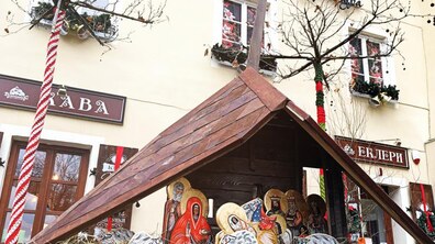 Фото: У Львові встановили шопку біля Свічкової Мануфактури