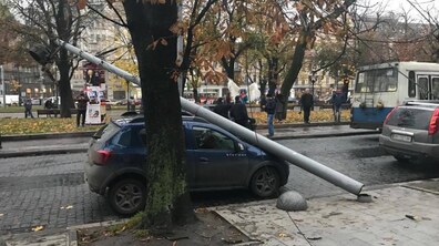 Фото: На пр Свободи опора впала на машину, причини події з’ясовують, не курсує тролейбус №13