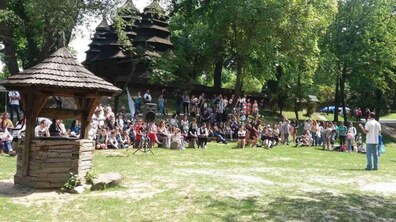 Фото: Театр просто неба із Херсона та етно-показ колекцій одягу із Донеччини: святкування Дня міста Львова у Шевченківському гаю