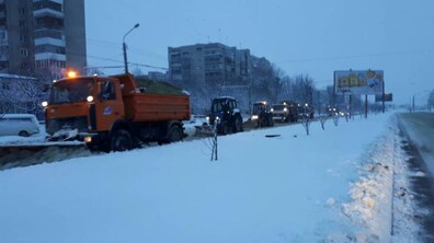 Фото: Ввечері на вулицях міста працювало 27 піскорозкидувачів