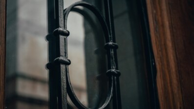 Фото: Неподалік Будинку вчених відреставрували історичну браму