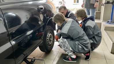 Фото: Хлопці вчаться робити манікюр, а дівчата – ремонтувати авто: як у львівських закладах профтехосвіти проводять уроки для школярів (відео)