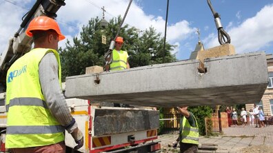 Фото: До ремонту доріг у Франківському районі долучаються підприємці