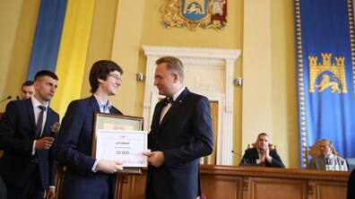 Фото: Подяку та сертифікат на 20 тис грн від міста Львова отримав юний вчений-львів'янин Дмитро Лопушанський