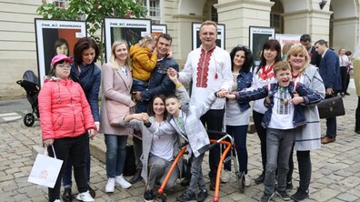 Фото: На площі Ринок відкрили фотовиставку дітей з інвалідністю «Усі ми — вишиванка»