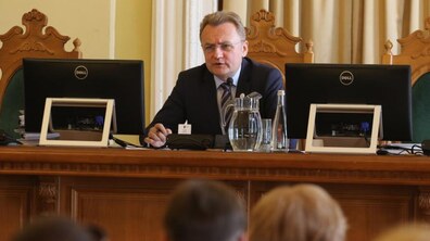 Фото: «Сесія міської ради прийняла рішення, що під час навчання школярі їздять безоплатно», - А. Садовий