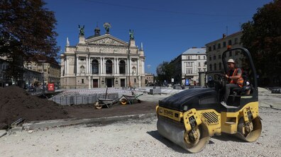 Фото: До кінця вересня на пр. Свободи облаштують новий сухий фонтан і відремонтують центральну алею