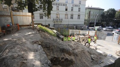 Фото: На пл. Князя Ярослава Осмомисла проводять роботи з реставрації сходів, які ведуть до церкви Матері Божої Неустанної Помочі