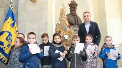 Фото: Діти передали міському голові Львова еко-ялинку