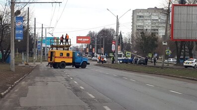 Фото: На вул. Науковій впало дві опори контактних мереж