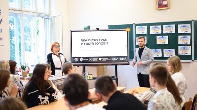 Старшокласники слухають, що розповідають вчителі під час уроку