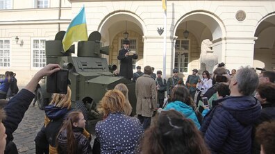 Фото: У Львові просто неба провели масовий урок історії з нагоди 100-річчя ЗУНР