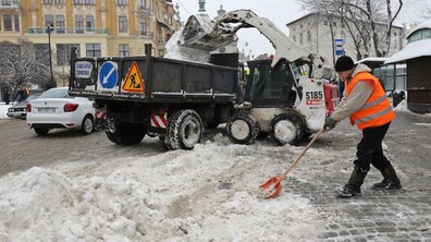 Фото: На вулицях міста працює 142 одиниці техніки і 1669 двірників