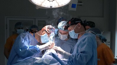 Фото: Дівчинці, яка 10 років боролась зі слідами від опіків, допоміг американський пластичний хірург, що приїхав до Львова