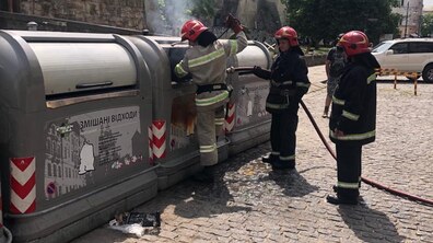 Фото: На вул Валовій виникло загоряння сміттєвих контейнерних майданчиків