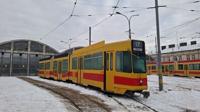 Жовто-червоний трамвай Schindler на території вагоно-ремонтних майстерень ЛКП «Львівелектротранс»