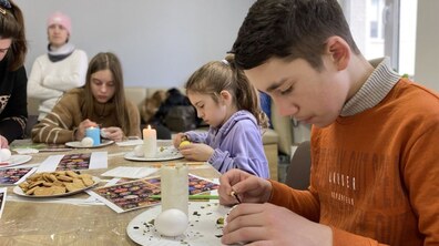 Фото: Діти військовослужбовців розмальовували писанки у Центрі допомоги воїнам