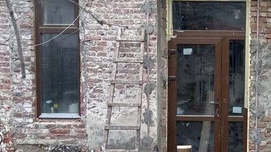 Самовільно облаштований вхід-прибудова у будинку на вул. Кармалюка, 9