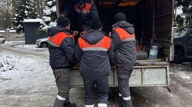міська аварійна ремонтна бригада вивантажує обладнання необхідне для заміни електрощитової у будинку на вул. Єрошенка 20А