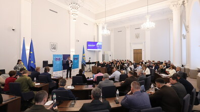 Учасники форуму у сесійній залі