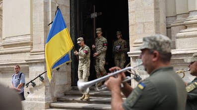 Ілюстативне фото Романа Балука з прощання з воїном для Львівської міської ради