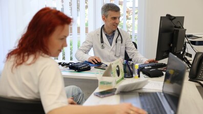 Двоє лікарів працюють в електронній системі