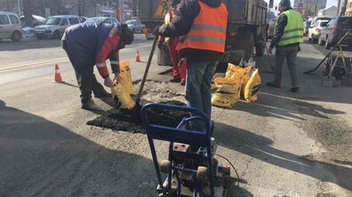 Фото: У всіх районах міста проводять роботи з ліквідації ям на дорогах