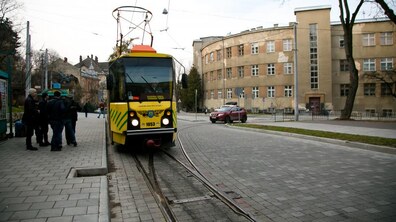 Фото: На перехресті вул. Івана Франка - Князя Романа аварія на водогоні, трамваї курсують за зміненими маршрутами
