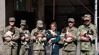 Військовосбужбовці-кінологи з песиками.