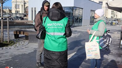 соціальні працівники розмовляють з чоловіком