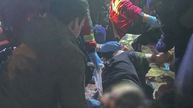 фото, зроблене німецькими волонтерами, як вони надають першу медичну допомогу постраждалим від вибуху у Львові.
