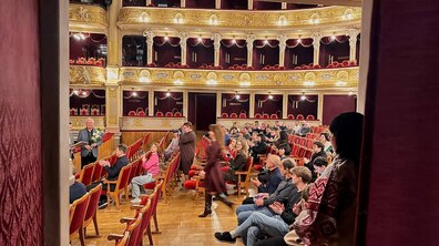 Зал Львівського національного оперного театру з червоними кріслами, позолоченими балконами заповнений кількома десятками акторів та працівників театру. Люди аплодують. Одна жінка прямує в бік сцени, щоб отримати нагороду. Ліворуч директор театру з букетом квітів