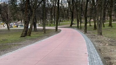 Фото: У парку ім. І.Франка завершують облаштування доріжки
