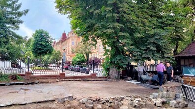 Фото: На вулиці Івана Франка, 99 демонтували заклад, що діяв без правових підстав
