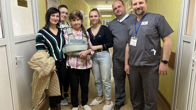 Фото: Жінка з Маріуполя, яку евакуювали до Львова з пораненням, знайшла своїх рідних