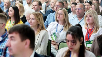Ілюстративне фото: слухачі у залі уважно дивляться вперед, слухаючи спікера, якого не видно в кадрі