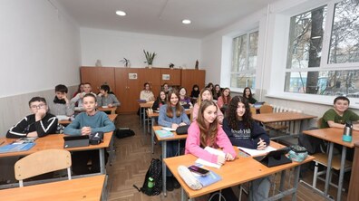 Фото: За шкільні парти повернулися учні ліцею №5, що постраждав від російських обстрілів 4 вересня