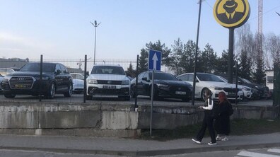 Фото: Підприємство захопило міську землю, щоб продавати автівки: справою займаються правоохоронці