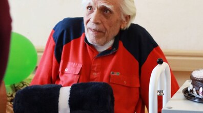 Фото: Евакуйованого з Краматорська дідуся у Львові привітали з 90-літтям