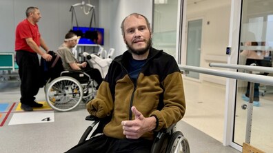Фото: Самостійно сідає та вчиться наново стояти: у центрі UNBROKEN допомагають відновитись воїну після важкого поранення