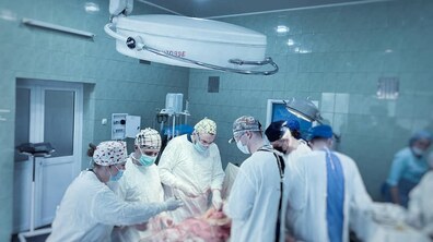 Фото: В лікарні швидкої допомоги Львова врятували життя чоловіку, який отримав важку мінно-вибухову політравму