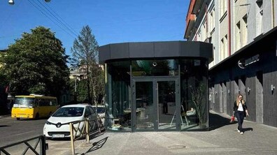 Фото: Мерія звернулась до правоохоронних органів через незаконне захоплення тротуару на вул. Героїв УПА