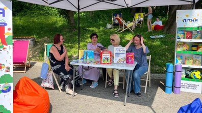 Фото: Безкоштовні книги, м’ячі та шезлонги: у львівських парках почали діяти літні бібліотеки