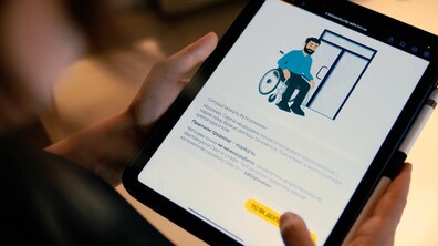 Працівниця сфери обслуговування тримає в руках планшет, на якому відкритий гайд