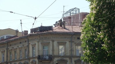 Фото: Металева конструкція на «Гранд Готелі» встановлена самовільно: власнику надіслано лист щодо демонтажу
